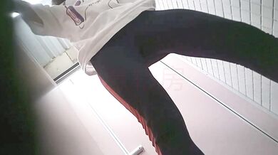 TWTP 几个舞蹈社团的妹子被有心人暗藏摄像头偷拍她们嘘嘘 (2)