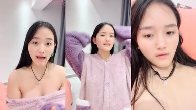 卡哇伊邻家小妹妹！清纯甜美新人！脱掉睡衣肉嘟嘟，多毛超嫩小穴，自摸拿出跳蛋震动，爽的低低呻吟