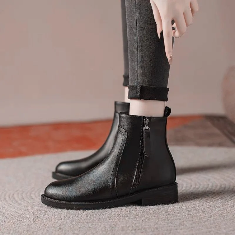 2025 Autumn and Winter New Fashion Women's Ankle Boots, Side Zipper Low Heel, Versatile and Slimming Ankle Boots - Image 3